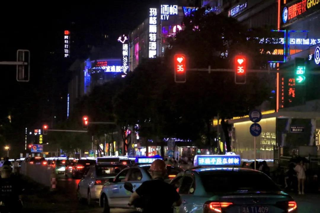 七夕長沙，愛心紅綠燈正在上演！